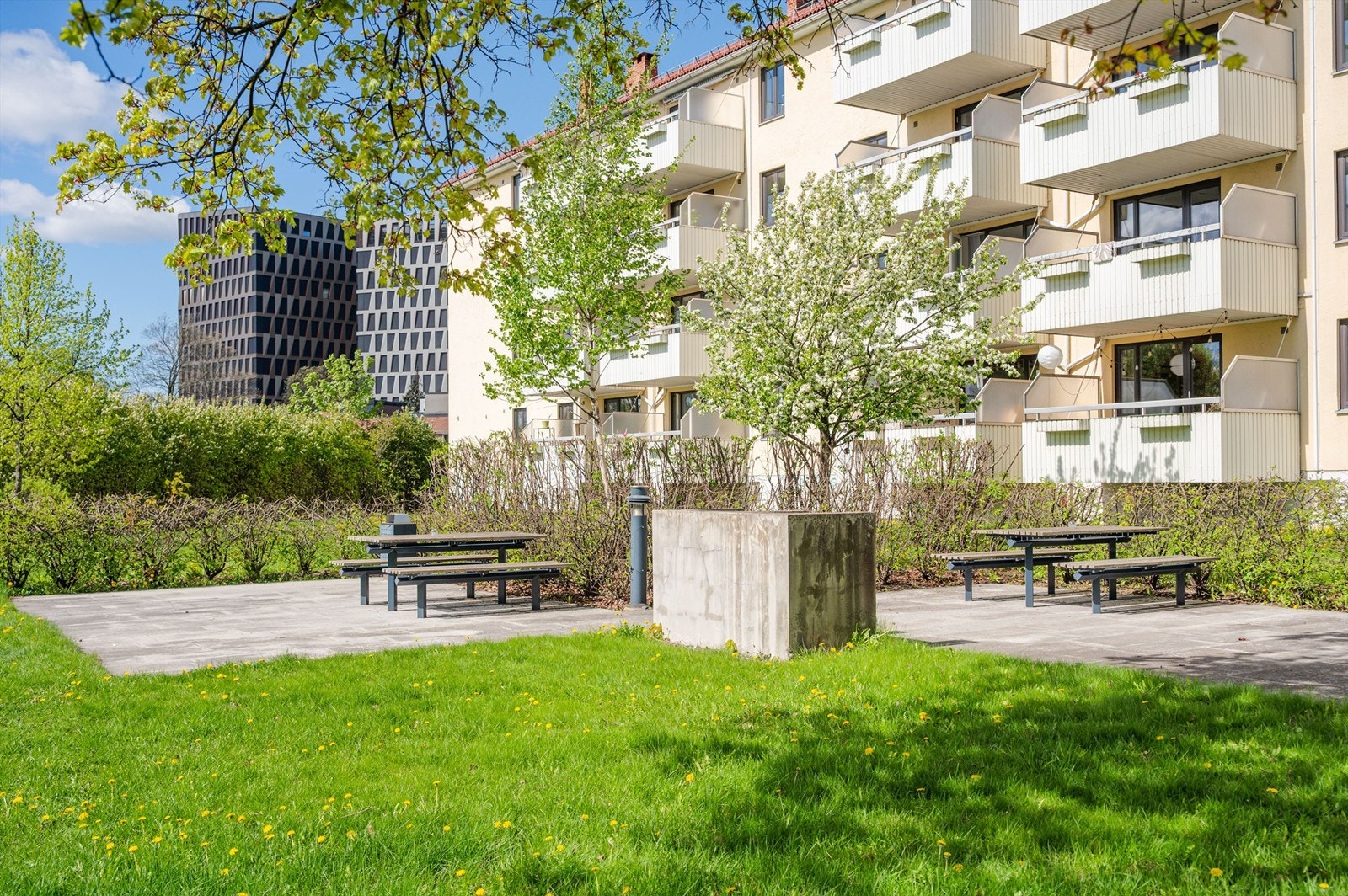 Borettslaget har parkeringsplasser som leies ut etter ventelister via styret. Galleribilde