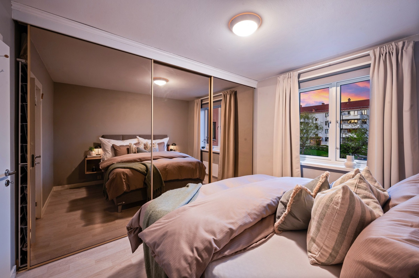 Delikat og praktisk innredet med romslig garderobeløsning. Galleribilde