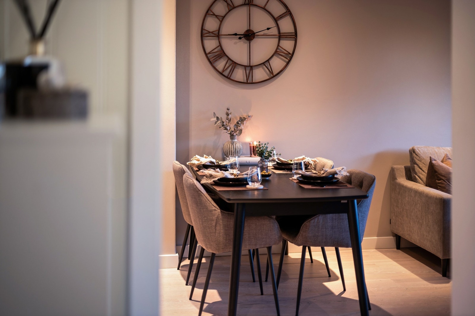 Leiligheten er malt i delikate fargevalg som harmonerer fint med øvrige overflater. Det er mulighet for å installere peisovn i stuen. Galleribilde