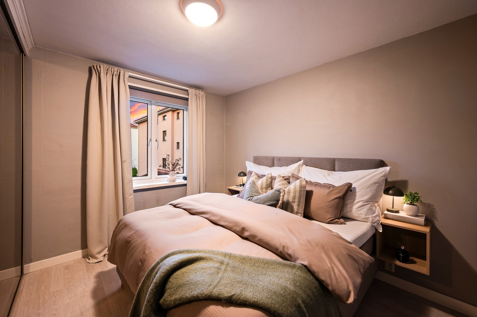 Hovedsoverommet er romslig og byr på god plass til dobbeltseng med tilhørende nattbord. Galleribilde