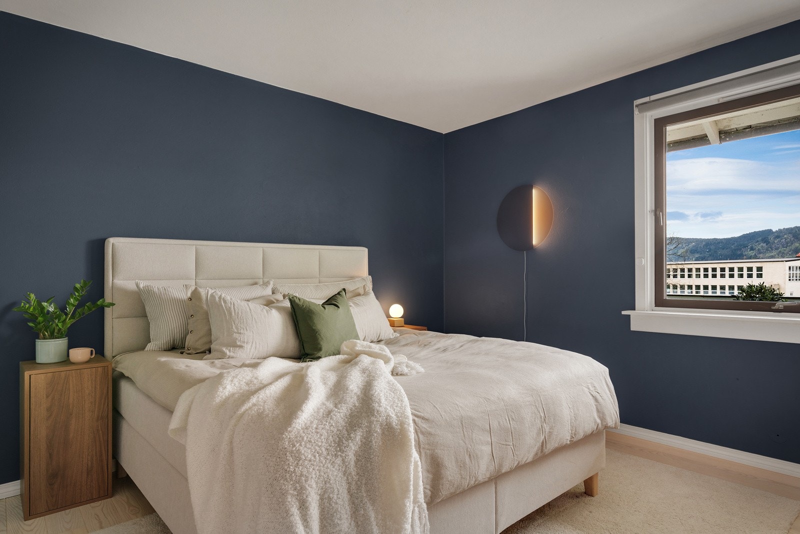 Soverommet er på hele 14,7 kvm og har rikelig med lagringsplass. Galleribilde