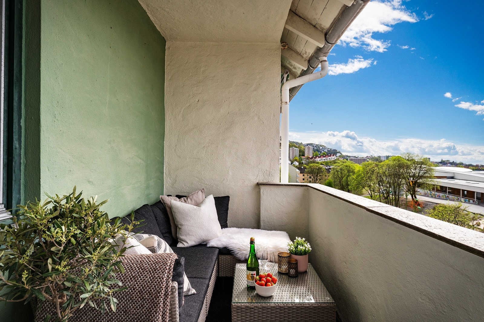 Balkongen har gode solforhold fra ca 14-22 midtsommers. Galleribilde