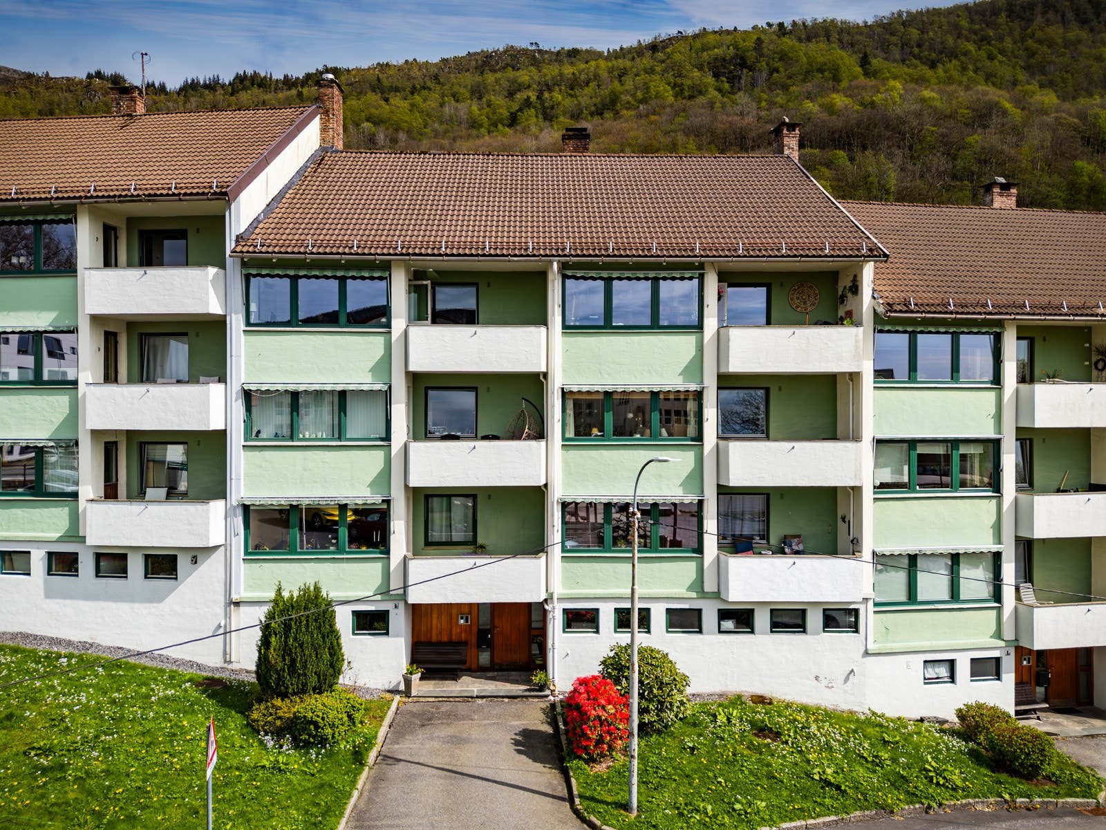 Leiligheten ligger i 3. etasje og har adkomst via felles trappegang. Galleribilde