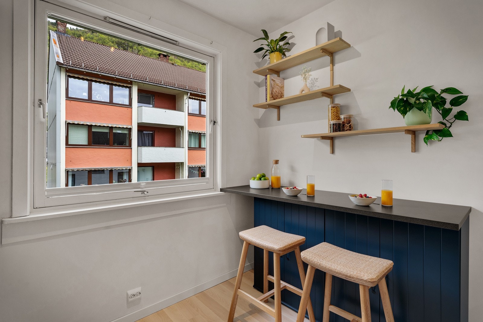 Denne gode løsningen gir plass til å sitte å nyte frokosten. Galleribilde