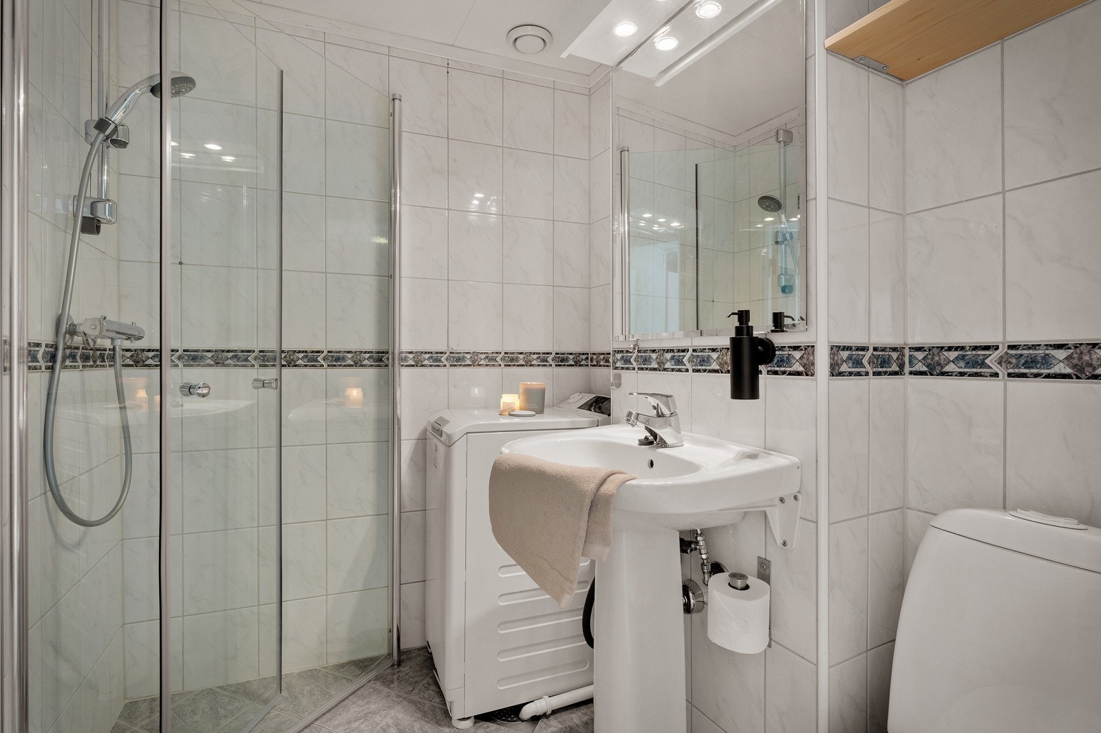 Badet har blant annet opplegg for vaskemaskin. Galleribilde