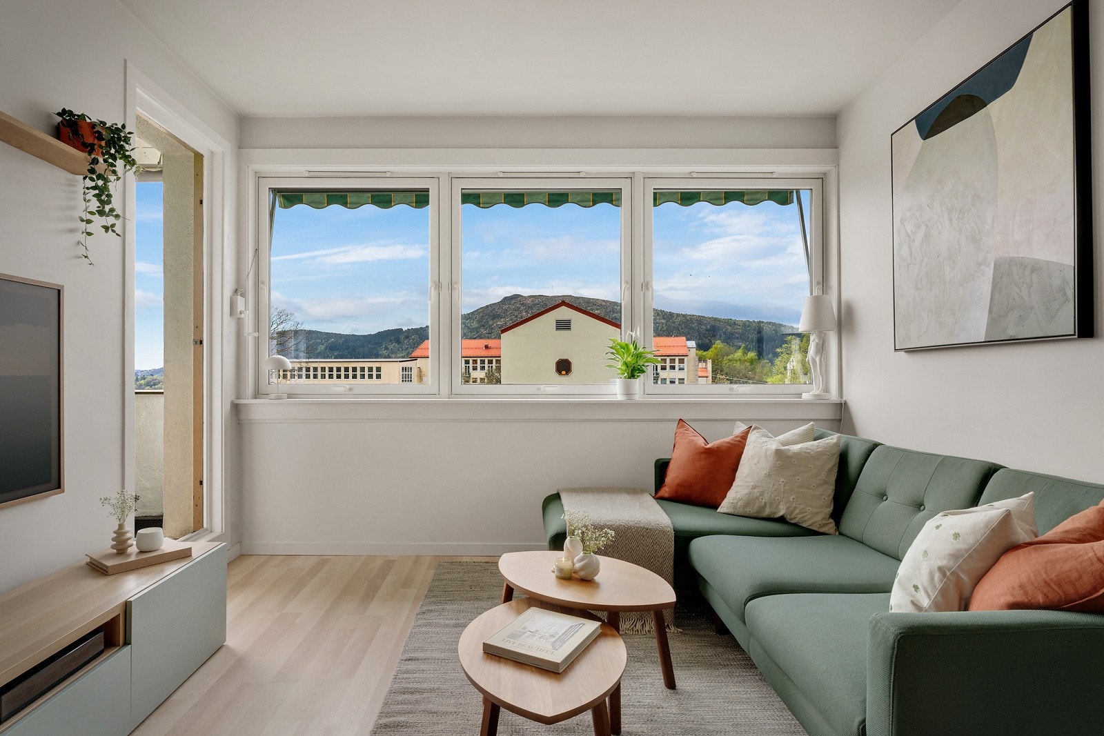 Fra stuen er det også nydelig utsikt over Landås. Galleribilde