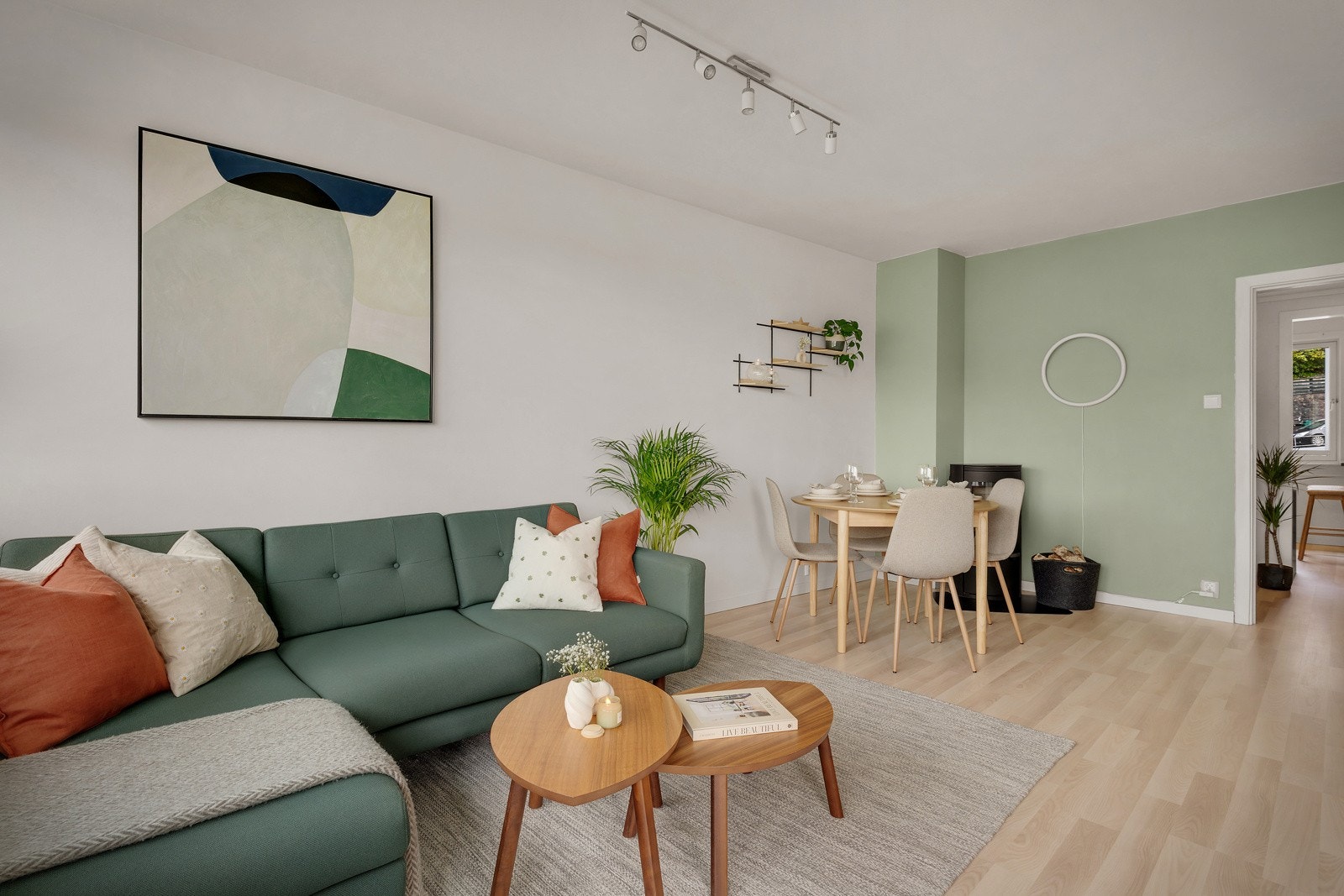 Stuen er innredet med flotte farger som gjør det hjemmekoslig. Galleribilde