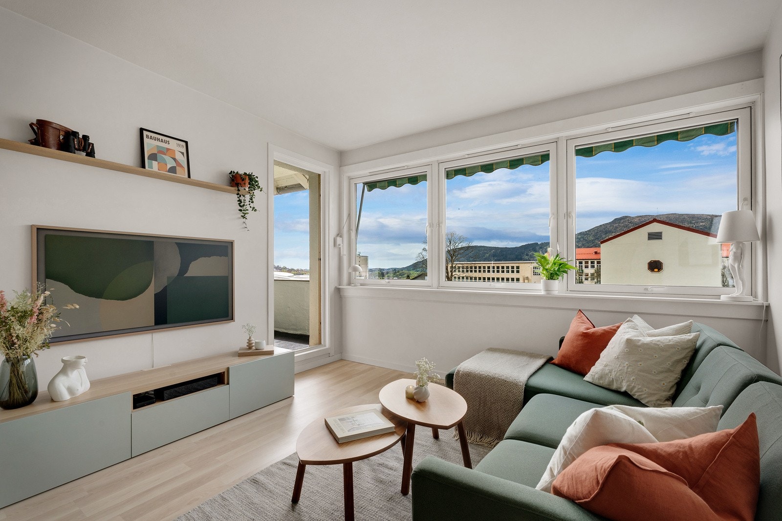 Velkommen til Rugdeveien 6, presentert av Mona Larsen i Privatmegleren Syd. Galleribilde