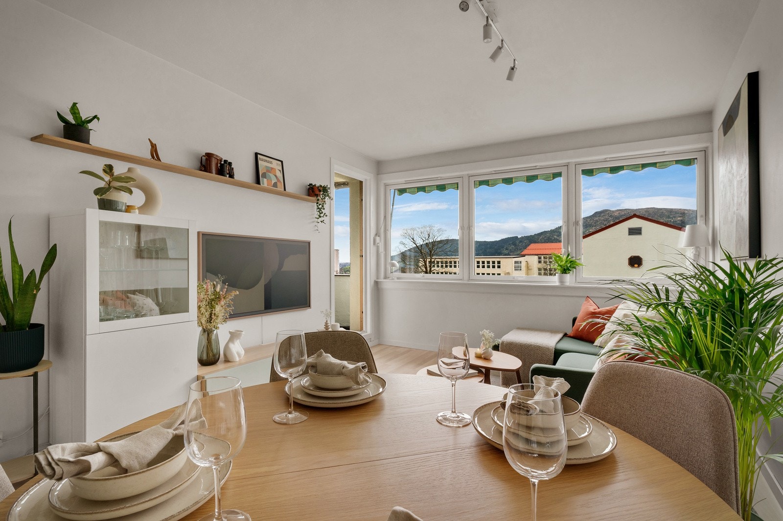 Stuen er av god størrelse og har både plass til sofakrok, spisebord og peis. Galleribilde