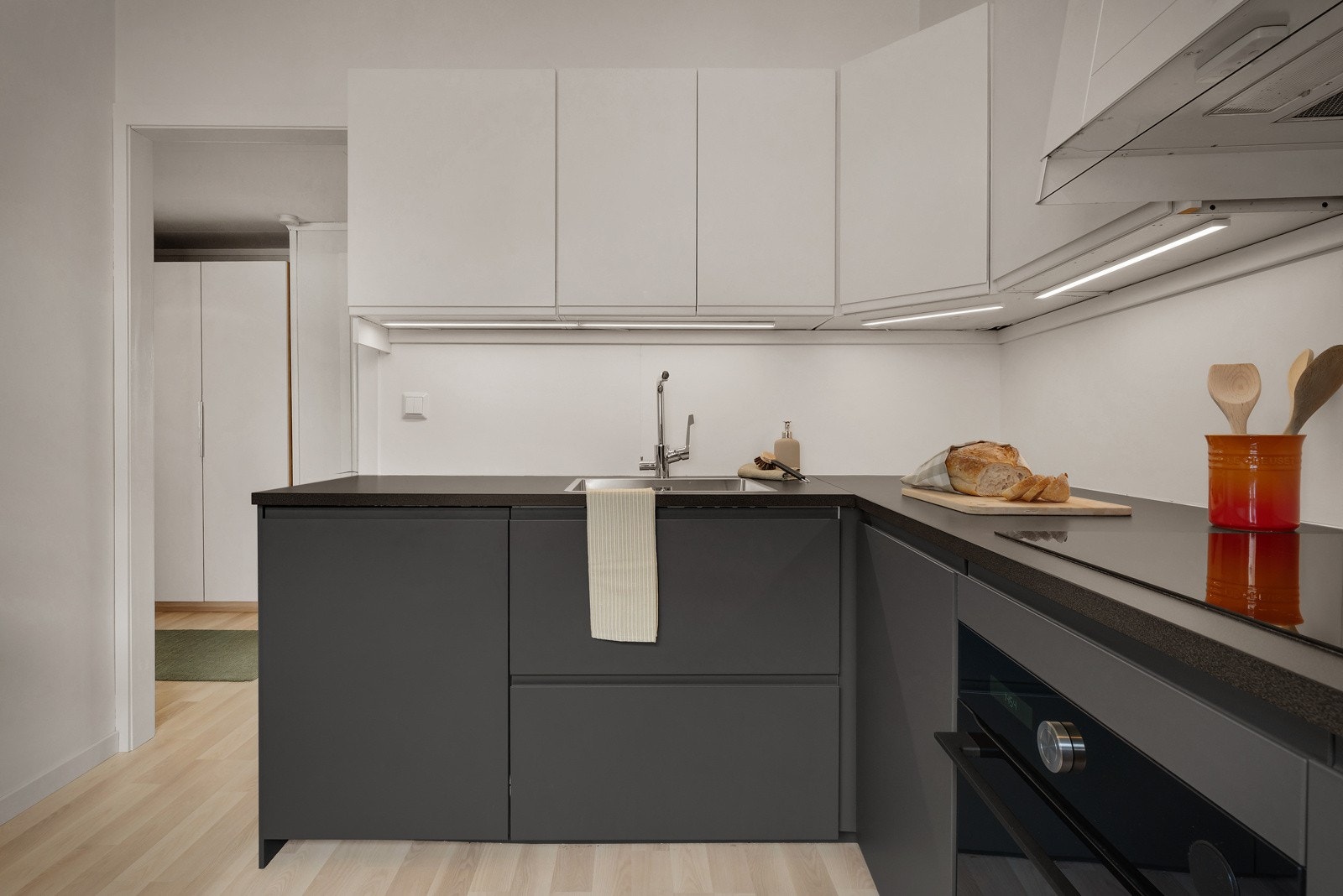 Kjøkkenet har gode med skap og lagringsplass, samt ekstra benkeplass på motsatt side. Galleribilde