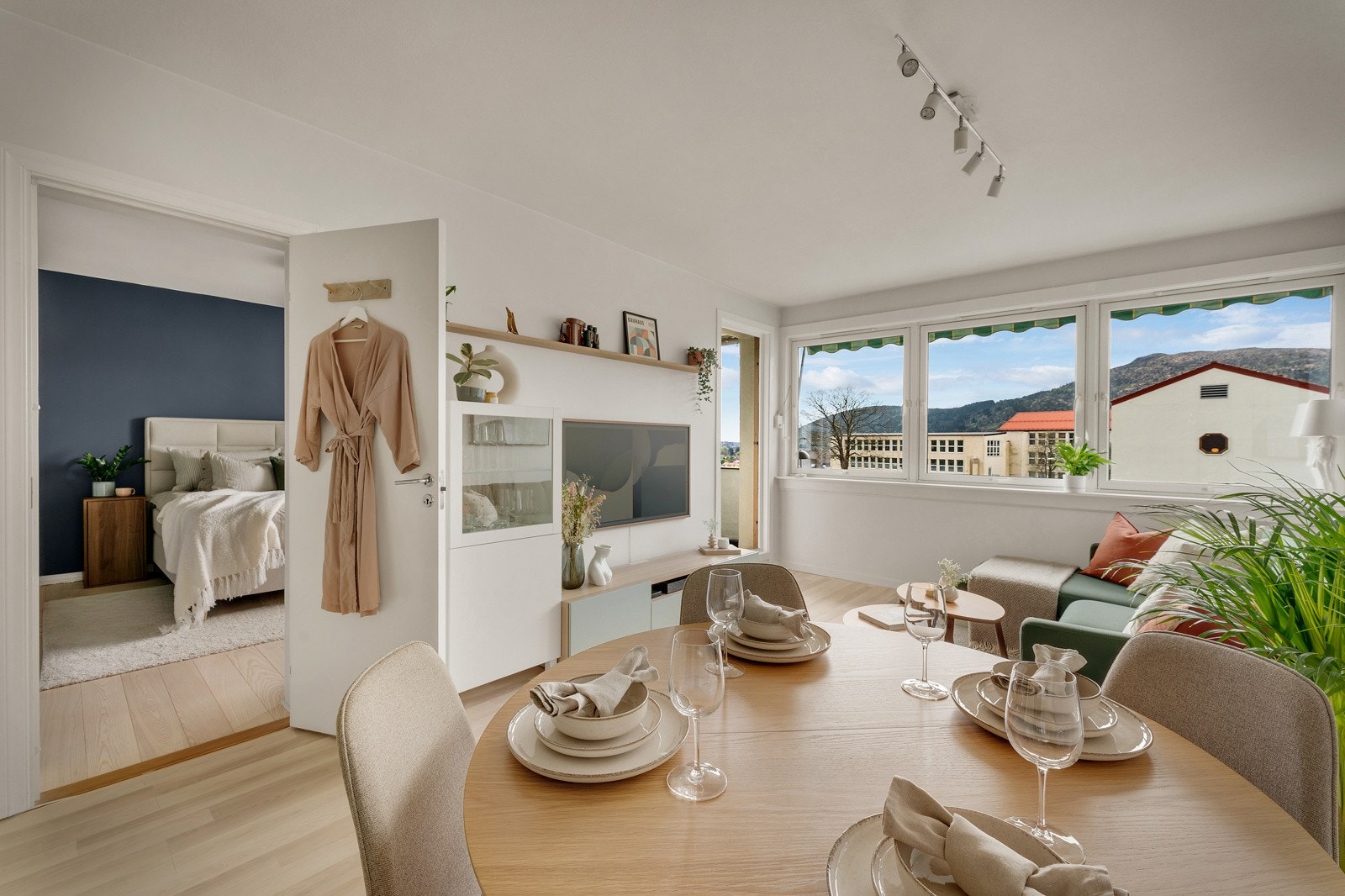 Fra stuen er det inngang til boligens hovedsoverom. Galleribilde