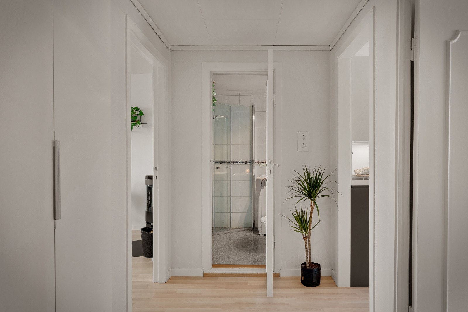 Boligen har en stor flott entre med garderobeløsning og mye lagrinsplass for yttertøy. Galleribilde