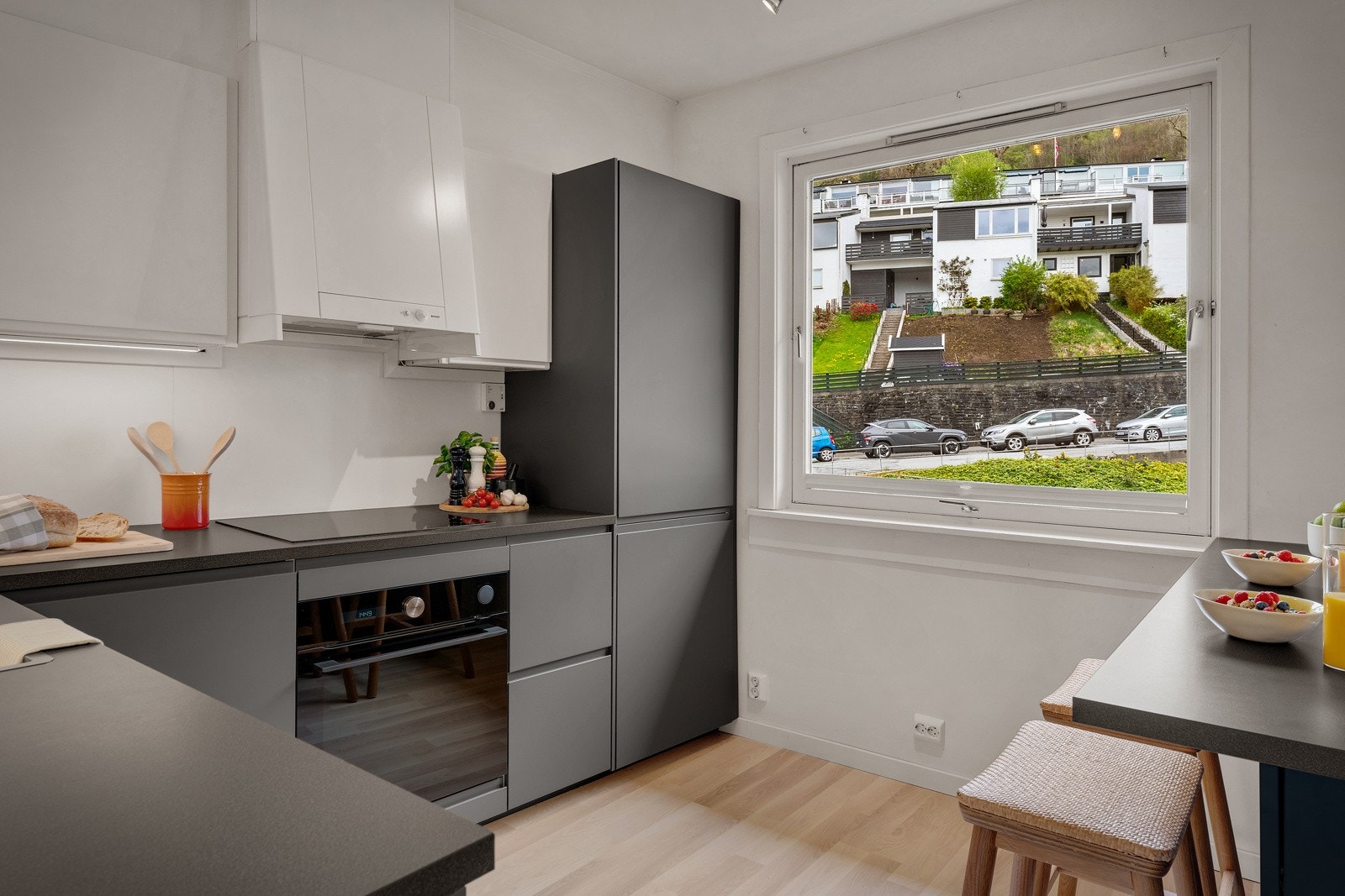 På kjøkkenet er det integrerte hvitevarer som følger handelen. Det er også et vindu på kjøkkenet som gir mye naturlig lys inn i rommet. Galleribilde