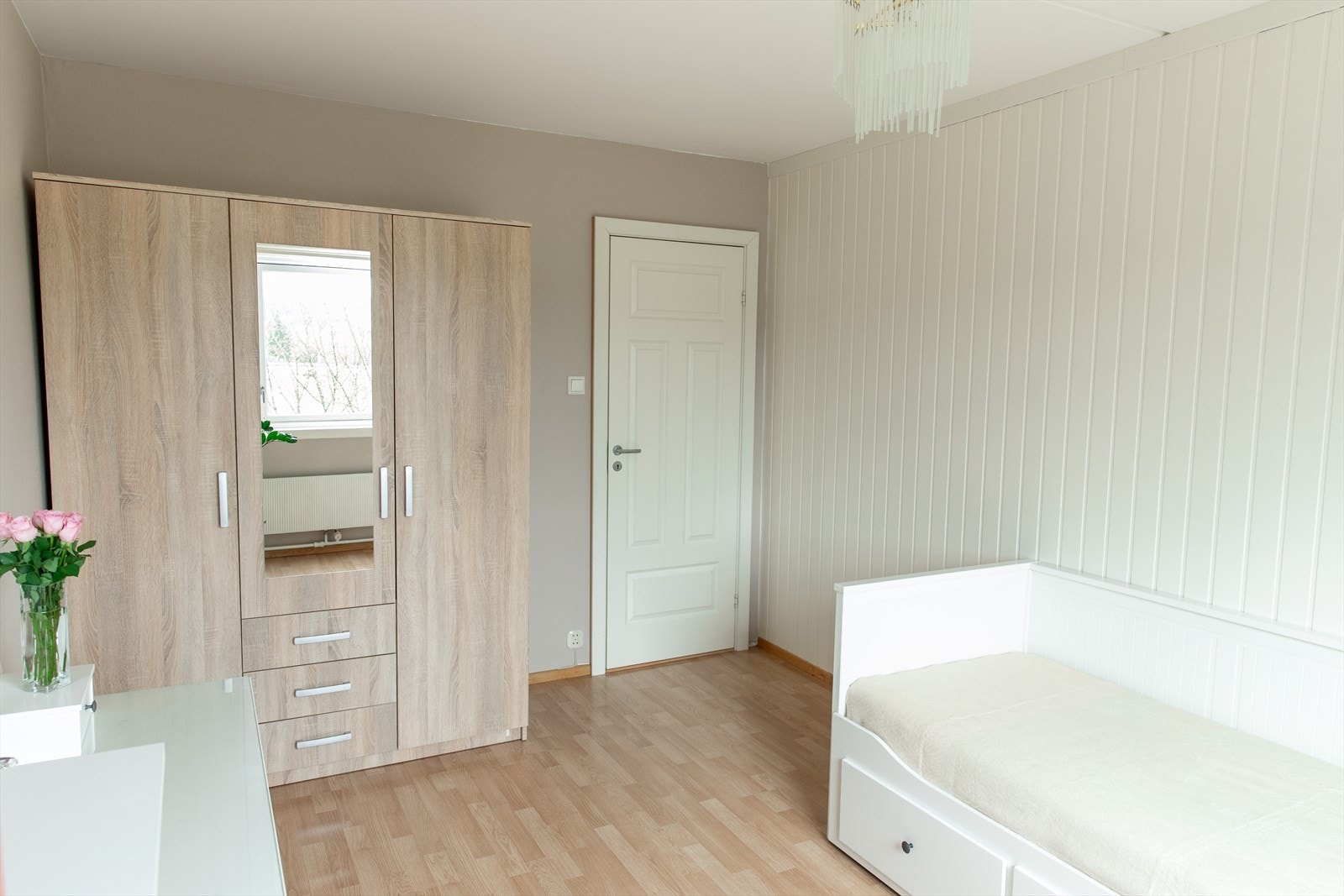 Soverommet er romslig og har plass til både seng, garderobe og en pult. Galleribilde