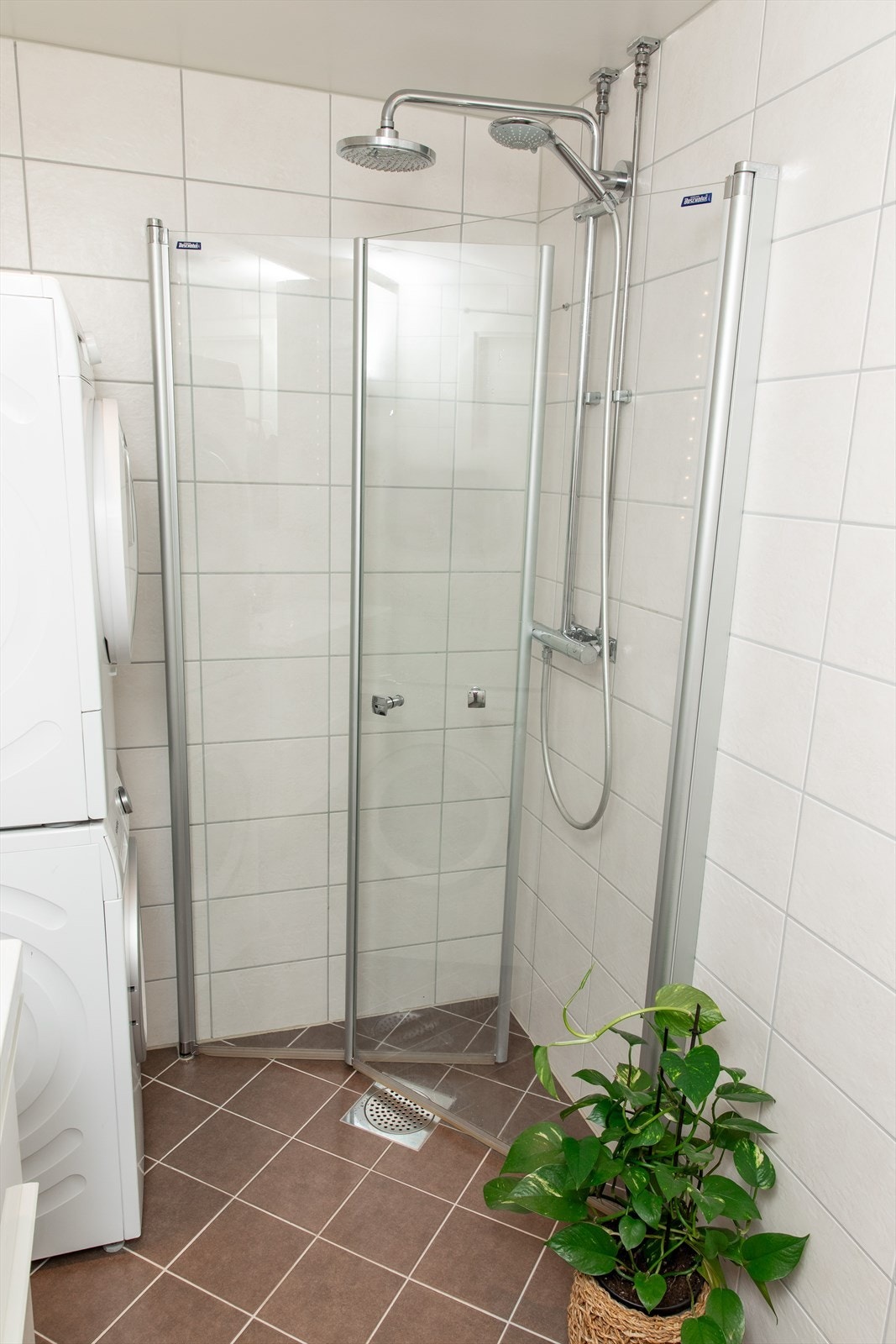 Det er elektriske varmekabler i gulvet og downlights i taket. Galleribilde