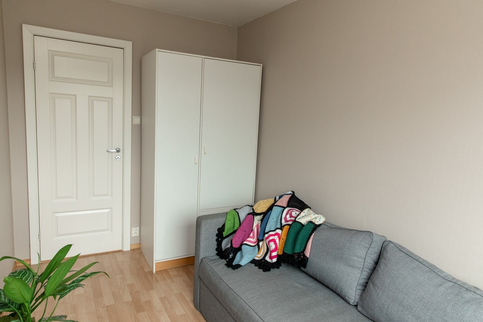 Soverommet har en garderobe som medfølger salget. Galleribilde