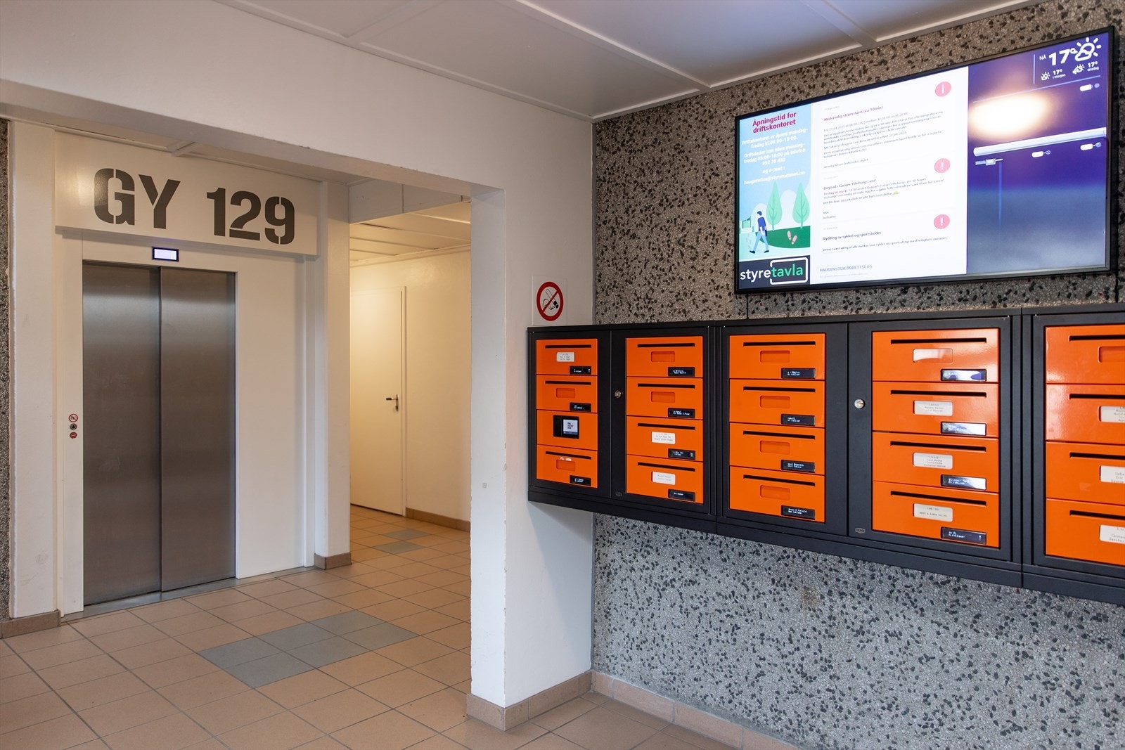 Når du kommer inn i blokka finner du postkassen rett frem og heisen som bringer deg til leiligheten. Galleribilde