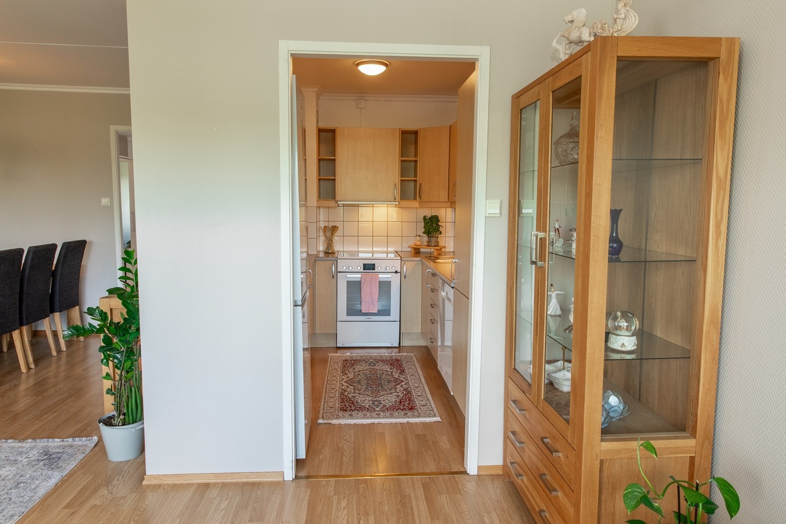 Kjøkkenet har skap og skuffer i finerte slette tre fronter. Galleribilde