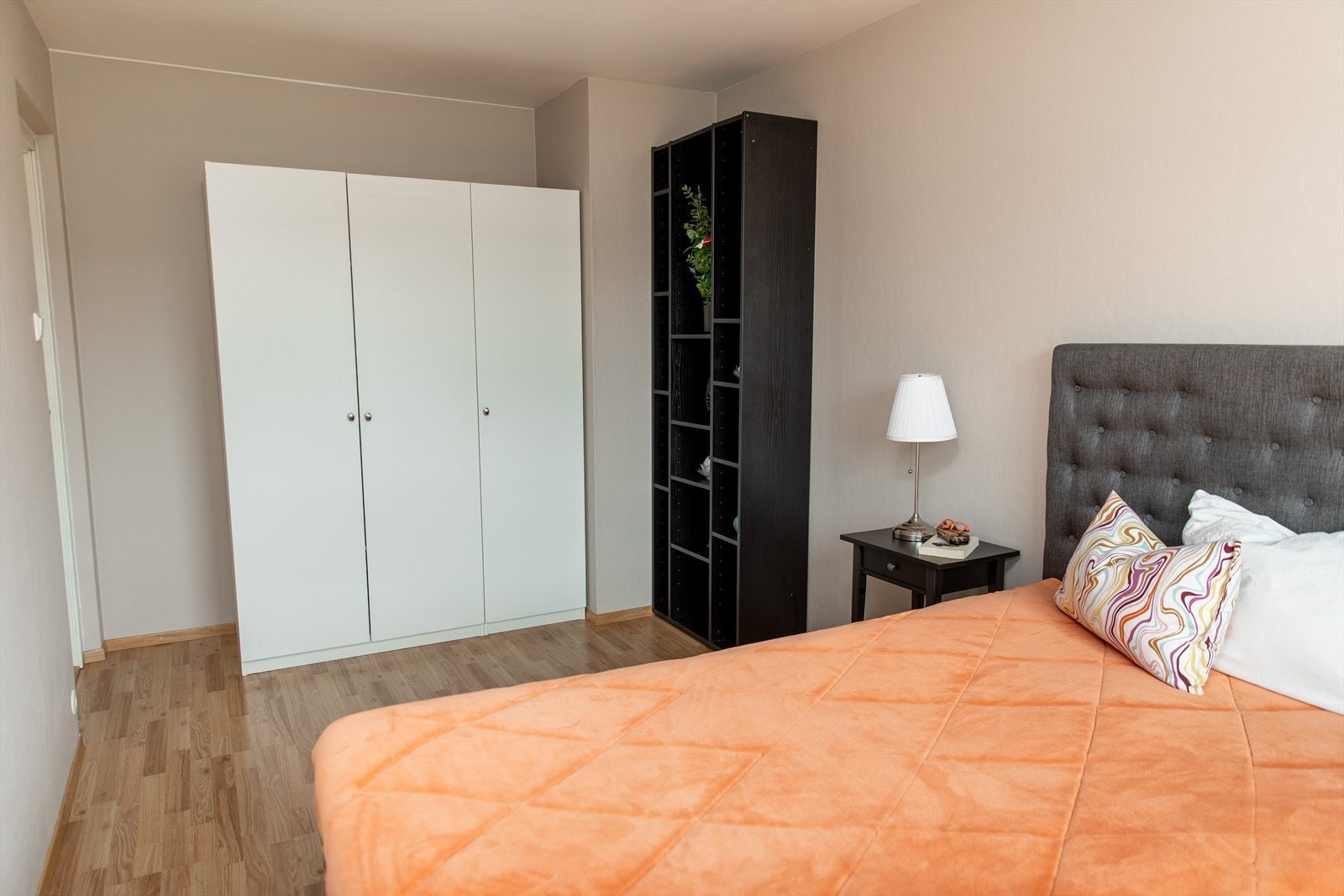 Hovedsoverommet har god plass til dobbeltseng med tilhørende møblement, i tillegg til medfølgende garderobeskap. Galleribilde