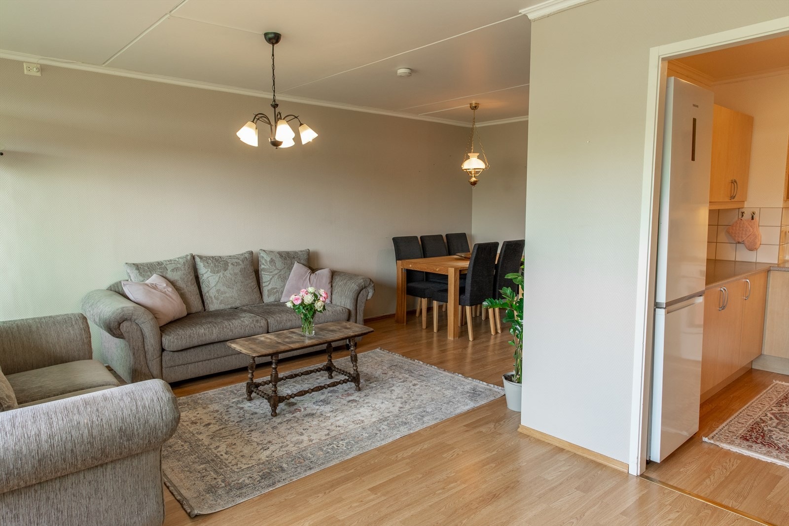 Stuen og kjøkkenet er i delvis åpen løsning, noe som skaper en sosial og luftig atmosfære. Galleribilde