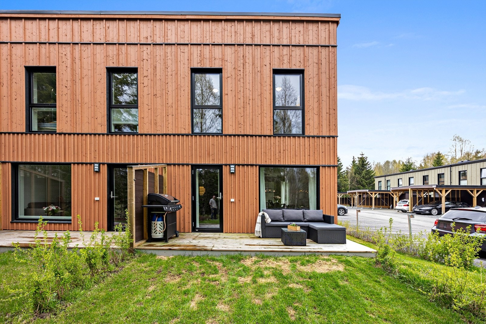 Fasade med store vinduer og en innbydende hage. Galleribilde