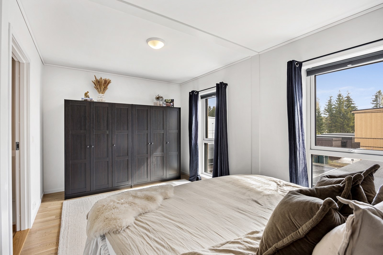 Soverommet har store vinduer som slipper inn rikelig med naturlig lys. Galleribilde