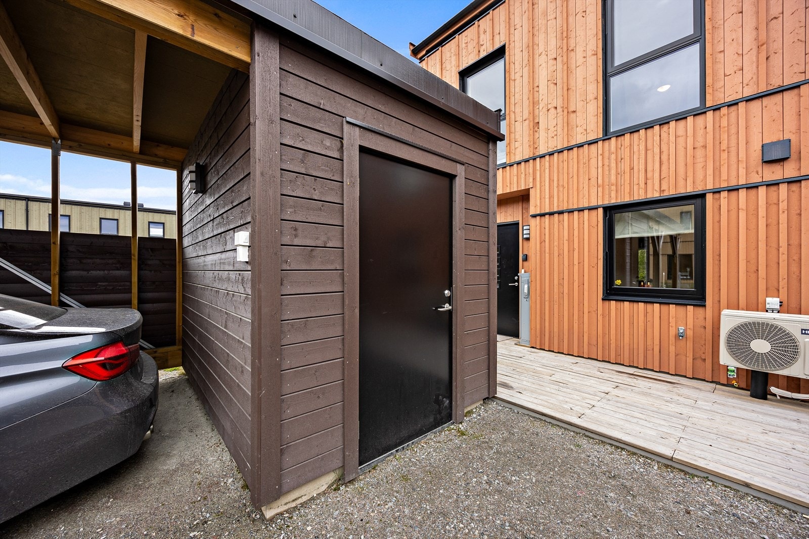 Praktisk bod for ekstra lagringsplass ved siden av carporten. Galleribilde