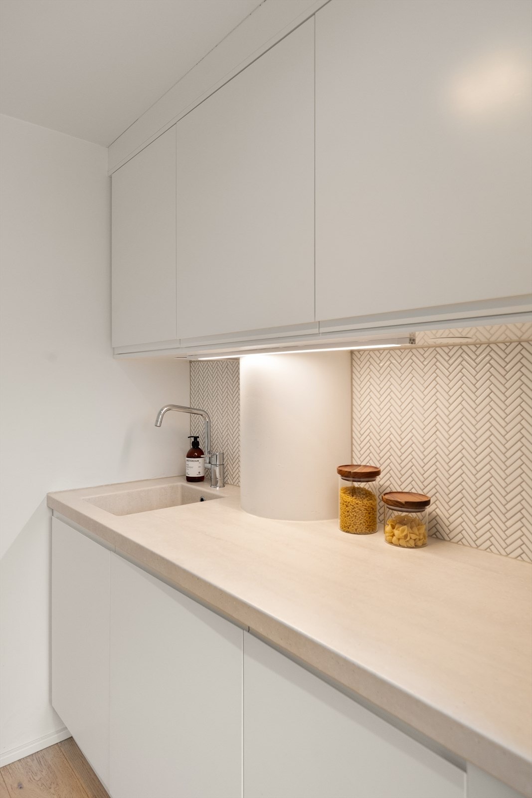 Led lights under overskap. Galleribilde