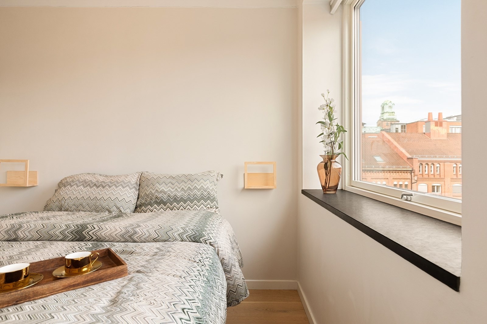 Nyere vinduer med god isolasjon. Bred vinduskarm- fint til dekor. Galleribilde