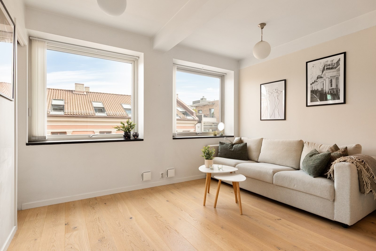 Rommet har god plass til både spisebord og sofa. Kan innredes på flere måter! Galleribilde