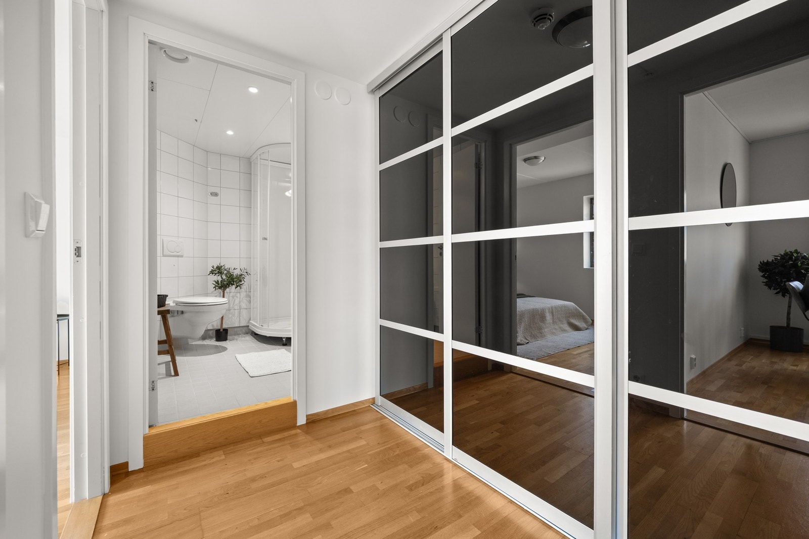Garderoberom mellom soverommet og badet. Galleribilde