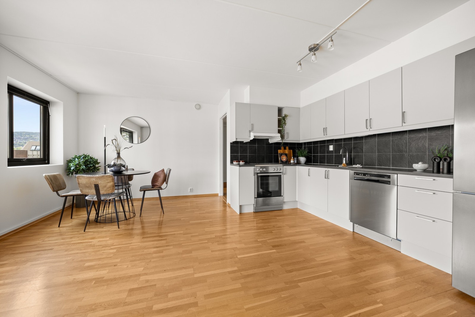 Pent vinkelkjøkken i åpen løsning. Galleribilde
