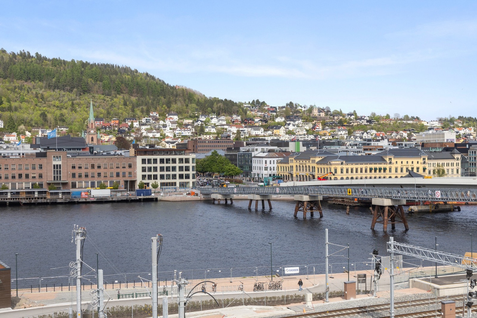 Utsikt mot elva. Galleribilde