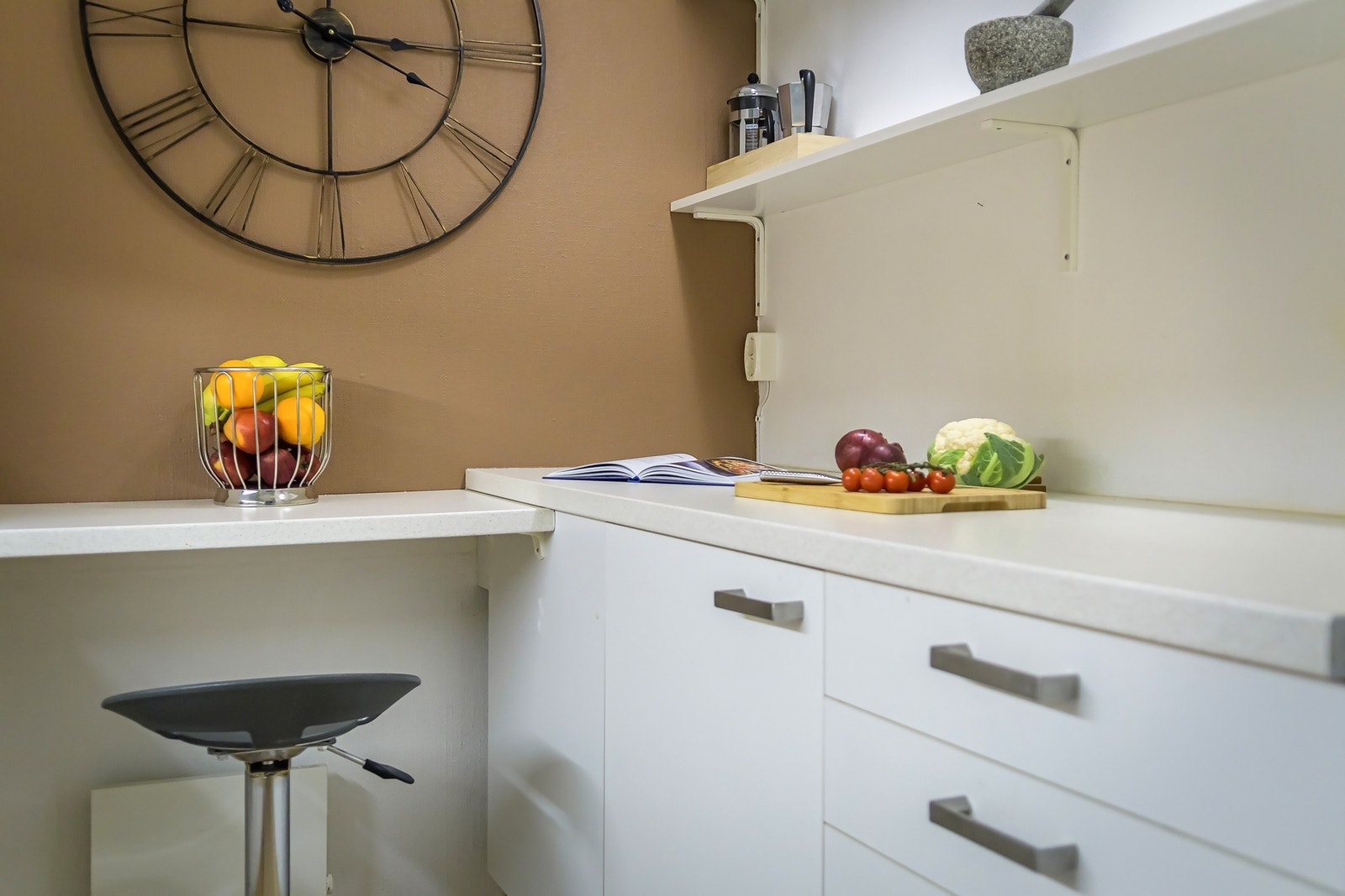 Kjøkkenet har hvitevarer bestående av komfyr, frittstående kjøleskap og oppvaskmaskin Galleribilde