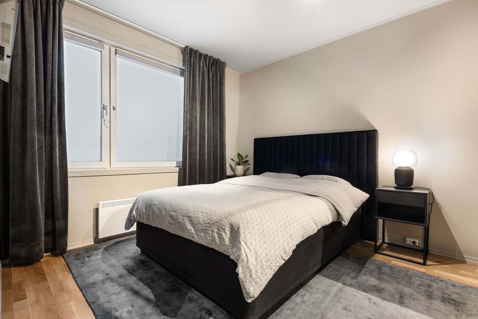 Romslig soverom. Galleribilde