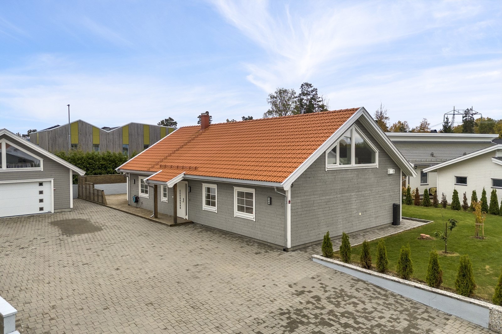 Meget romslig og steinlagt gårdsplass med gode parkeringsmuligheter Galleribilde