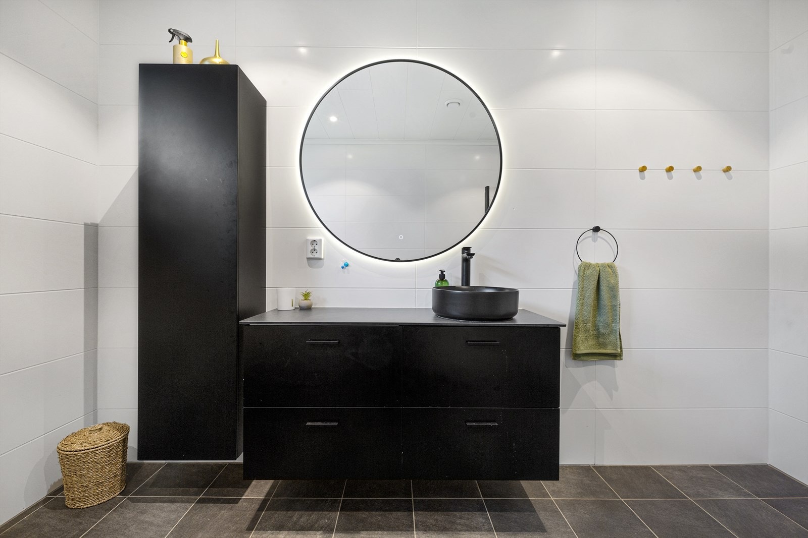 Slett baderomsinnredning i moderne og sort fargevalg Galleribilde