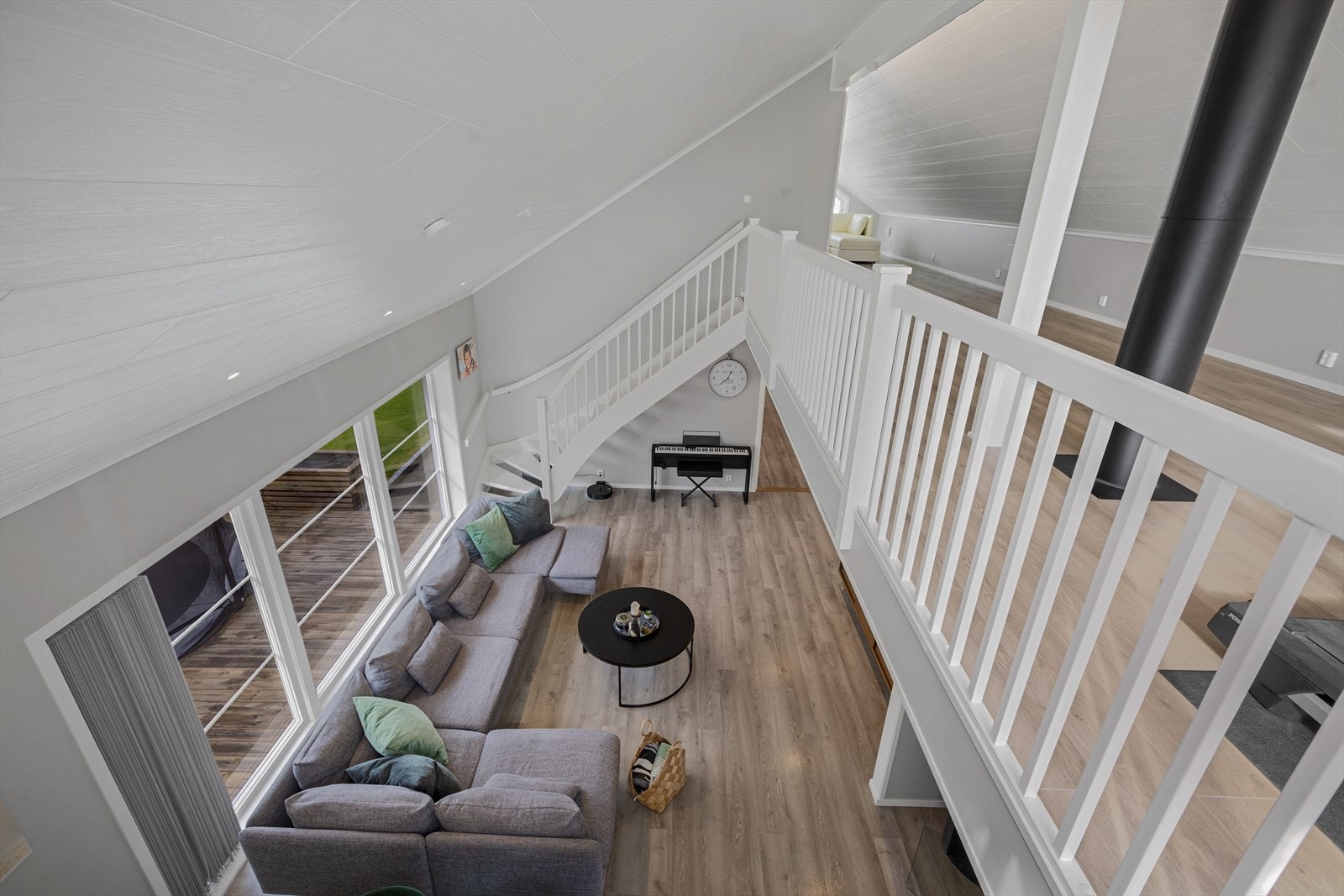 Utsikt ned fra mesanin med barnevennlig rekkverk Galleribilde