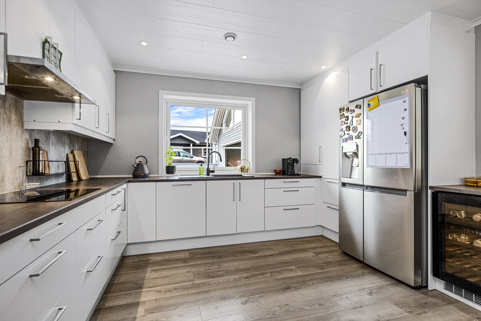 Innredningen går opp til himlingen og har slette skapfronter og laminat benkeplate Galleribilde