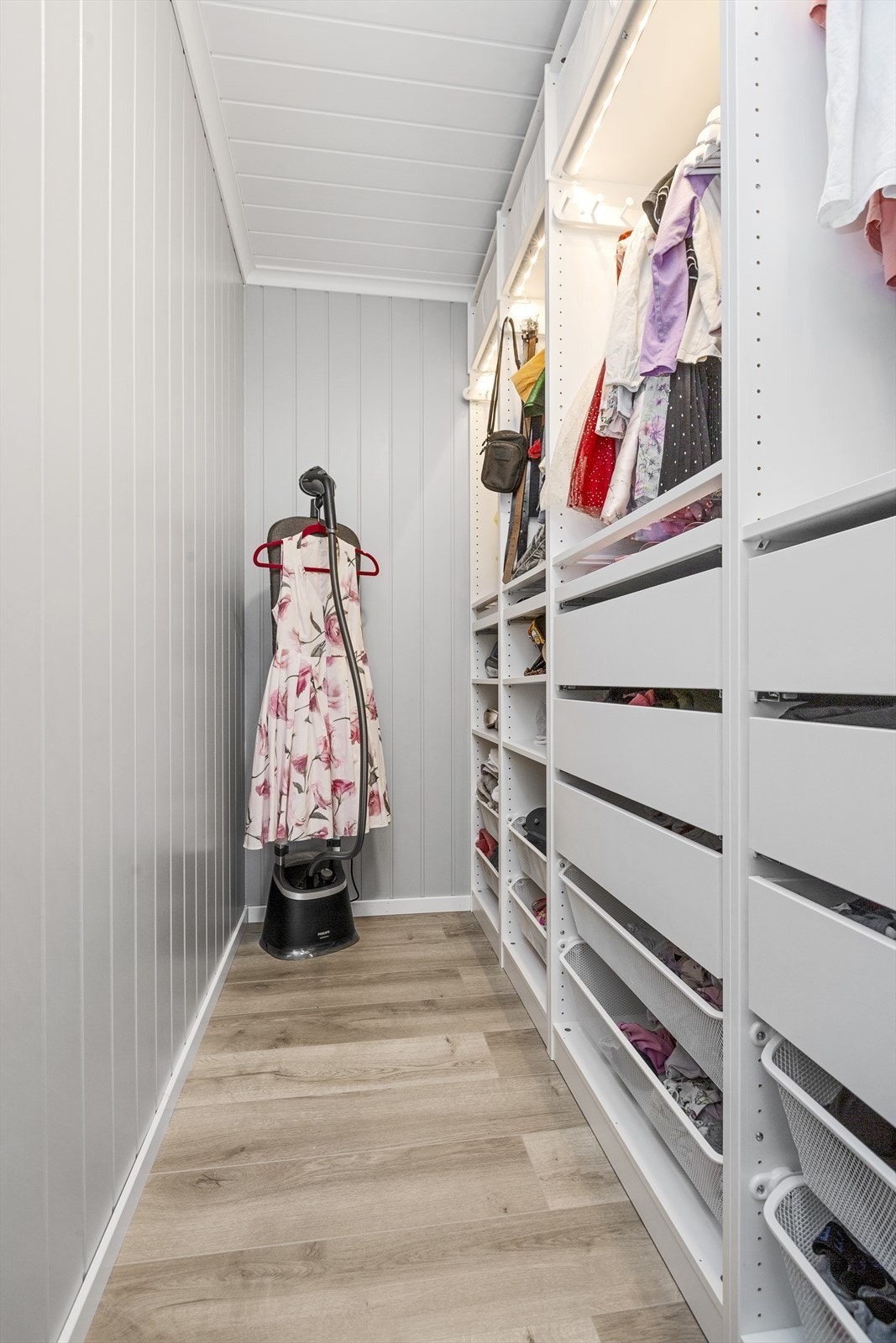 Praktisk walk inn garderoberom i første etasje Galleribilde