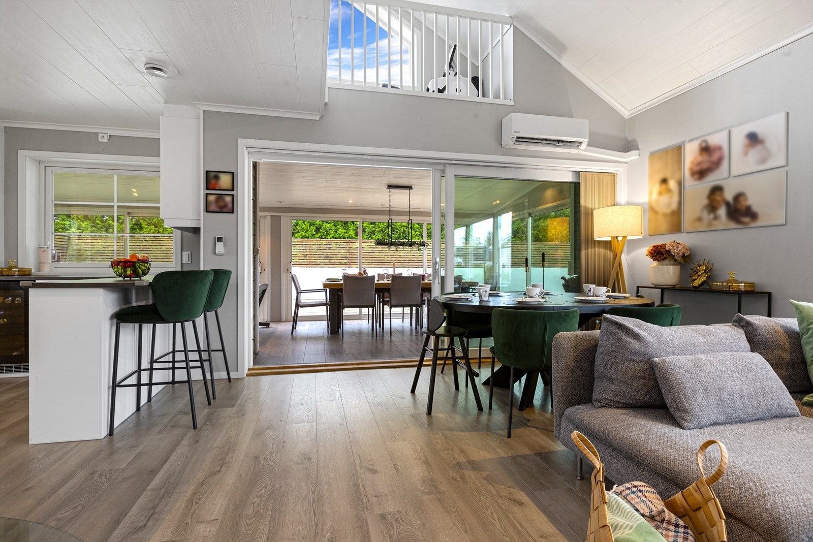 Fra stuen har du skyvedør ut til en innglasset terrase som blir en naturlig forlengelse av rommet Galleribilde