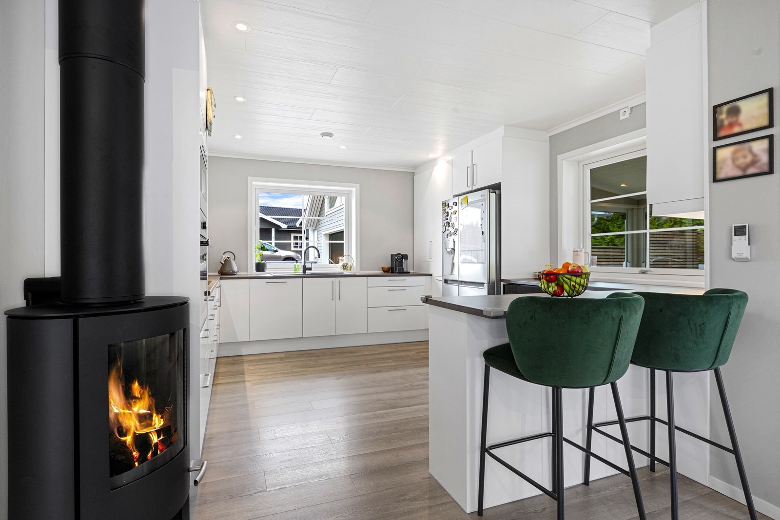 Plassbygget kjøkken med fin barløsning og rentbrennende lukket vedovn for kalde kvelder Galleribilde