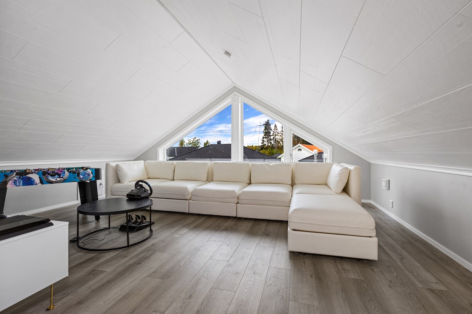 Barnevennlig tv-stue i andre etasje med fine og lysrike vinduer i møne Galleribilde