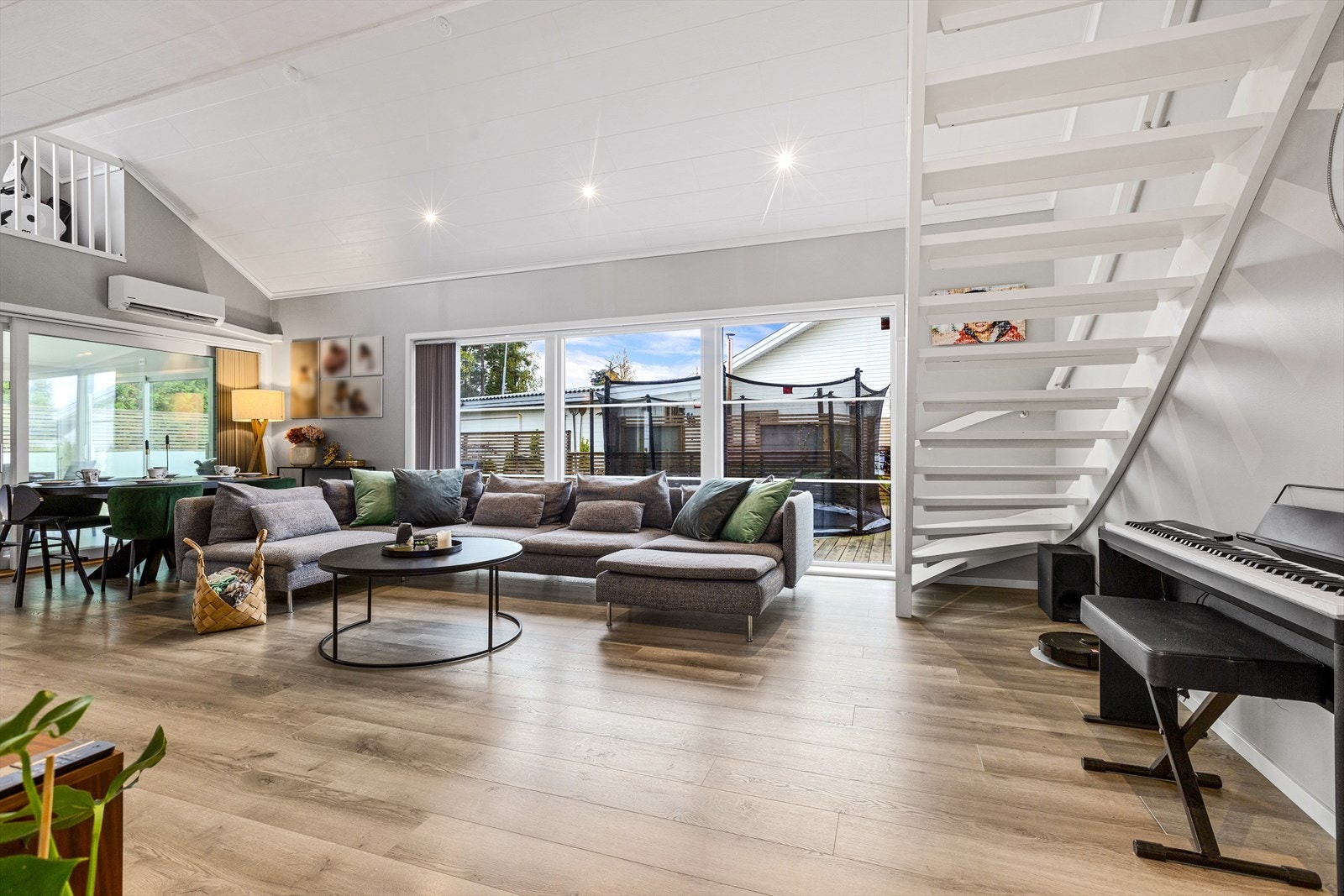 Åpen og lys stueavdeling med trapp opp til andre etasje Galleribilde