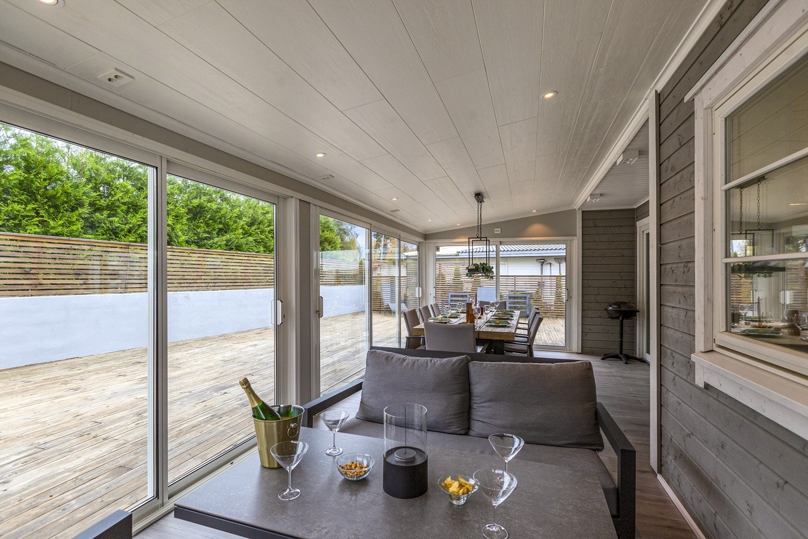 Relativt usjenert stue, hvor man kan åpen dørene og få følelsen av å sitte ute. Galleribilde