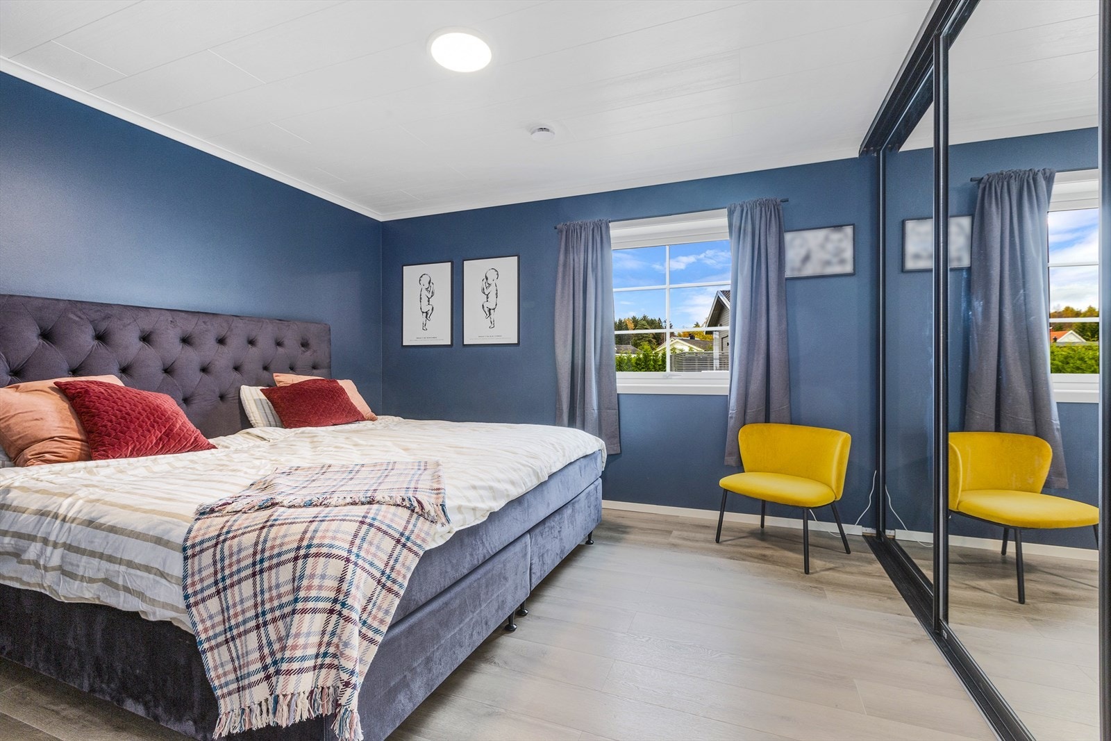 Romslig hovedsoverom med innsatt skyvedørsgarderobe med speilfront Galleribilde