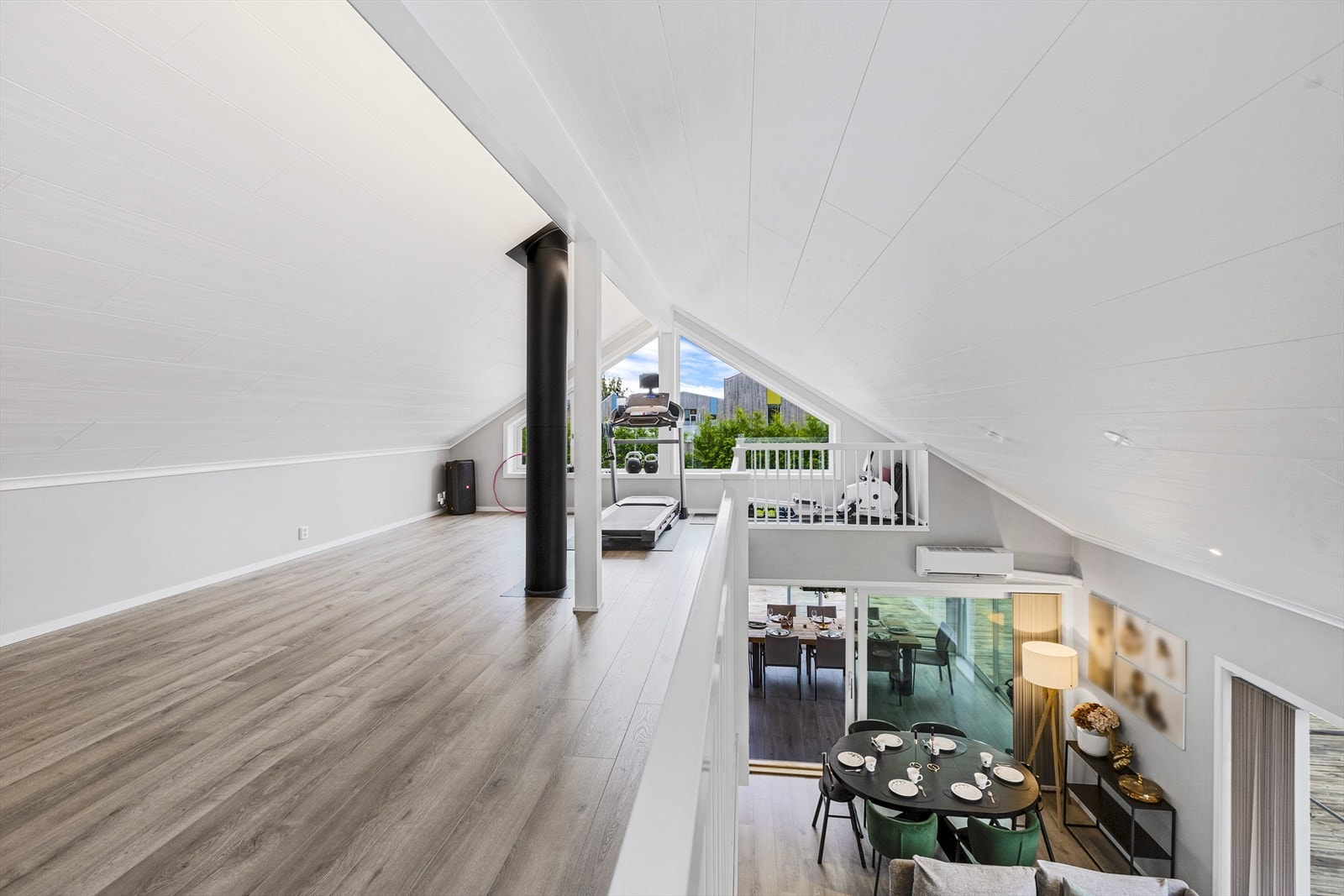 Åpen og disponibelt rom i andre etasje som kan benyttes til lekerom/kontor/barnerom/treningsområde Galleribilde