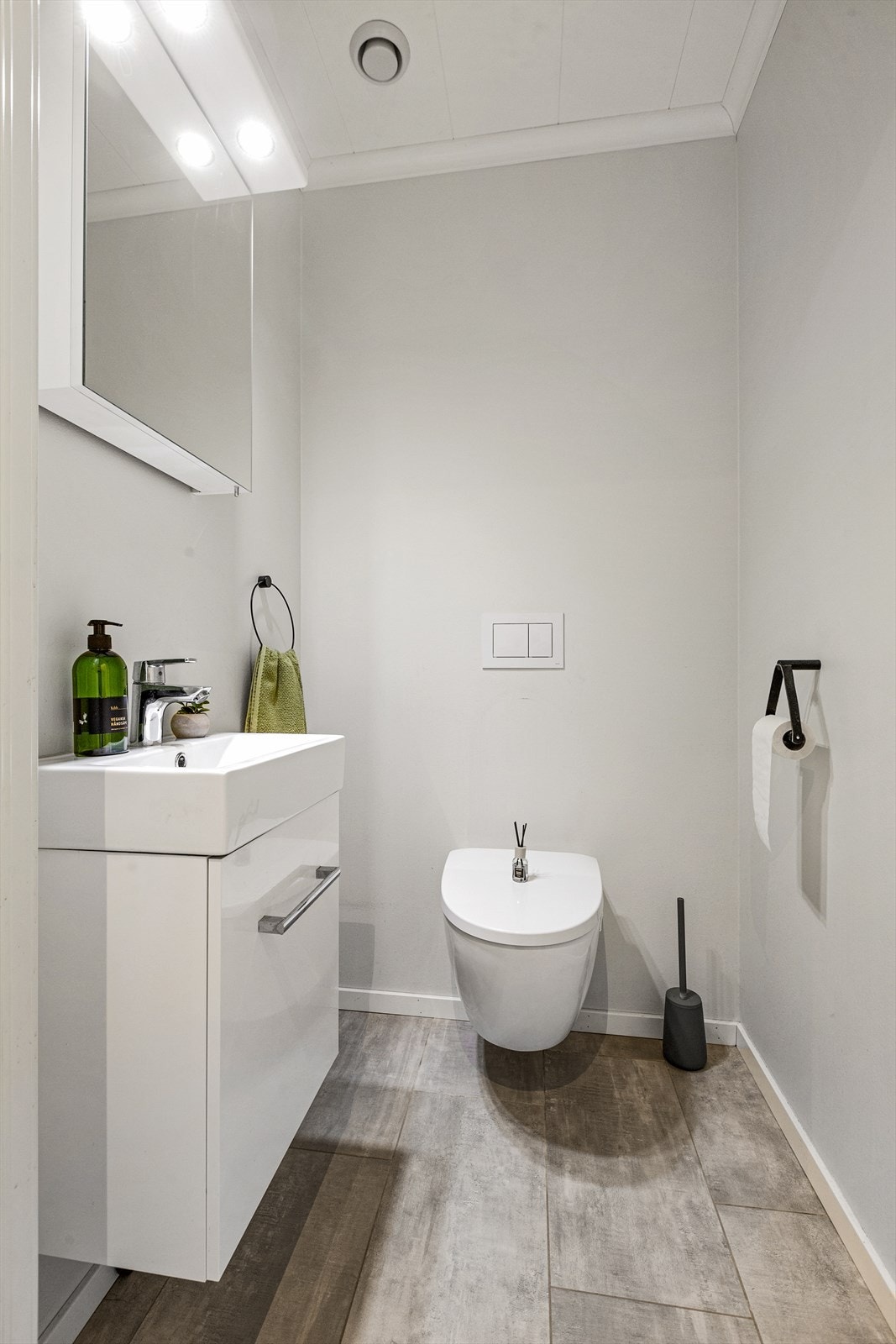 Separat toalett med god plassering i entré Galleribilde