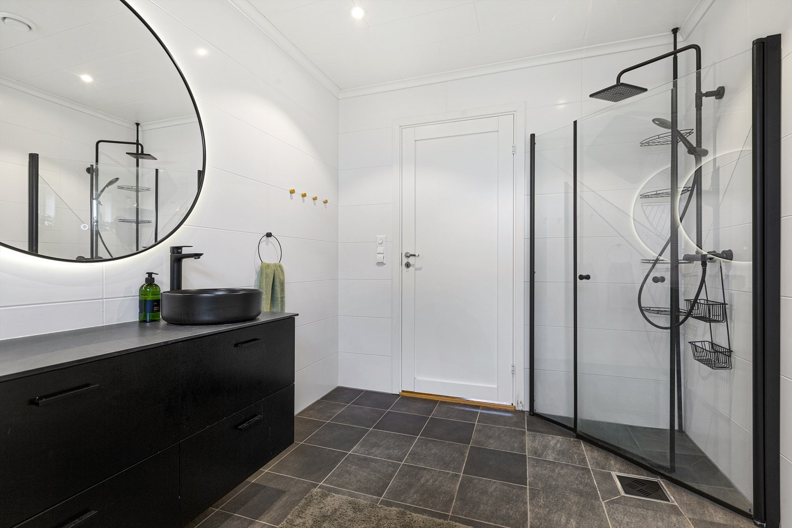 Sammenleggbare dører i glass med sort armatur på vegg Galleribilde