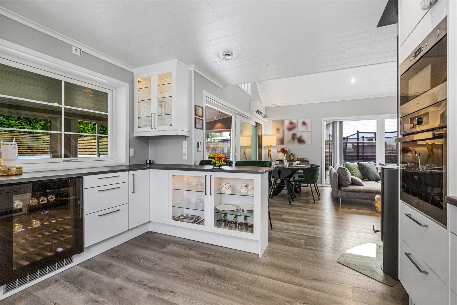 Flott vinskap og noen skapfronter har glassfront med integrert lys Galleribilde